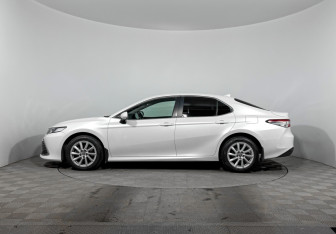 Подержанный автомобиль Toyota Camry Sedan 2021 года (8 фото)