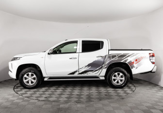Подержанный автомобиль Mitsubishi L200 2022 года (9 фото)