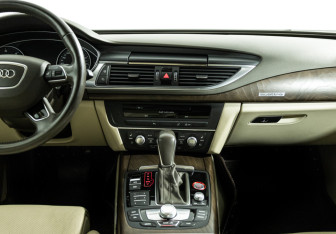 Подержанный автомобиль Audi A7 2015 года (14 фото)