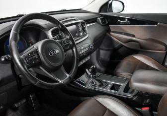 Подержанный автомобиль Kia Sorento 2017 года (9 фото)