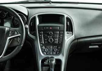 Подержанный автомобиль Opel Astra Hatchback 2013 года (14 фото)