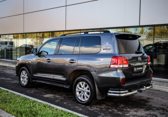 Подержанный автомобиль Toyota Land Cruiser Suv 2008 года (6 фото)