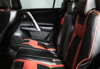 Подержанный автомобиль Toyota RAV4 2016 года (10 фото)