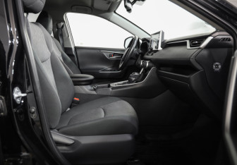 Подержанный автомобиль Toyota RAV4 2021 года (21 фото)