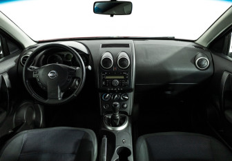 Подержанный автомобиль Nissan Qashqai 2007 года (13 фото)