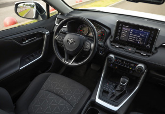 Подержанный автомобиль Toyota RAV4 2022 года (10 фото)