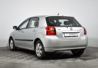Подержанный автомобиль Toyota Corolla Hatchback 2003 года (7 фото)