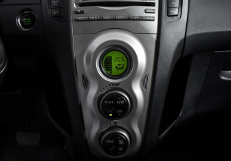 Подержанный автомобиль Toyota Yaris Hatchback 2007 года (17 фото)