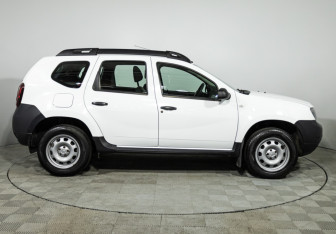 Подержанный автомобиль Renault Duster 2017 года (4 фото)