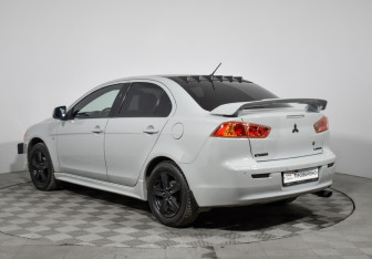 Подержанный автомобиль Mitsubishi Lancer Sedan 2008 года (7 фото)