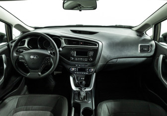 Подержанный автомобиль Kia Ceed Hatchback 2017 года (13 фото)