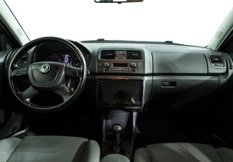 Подержанный автомобиль Skoda Fabia Hatchback 2010 года (13 фото)