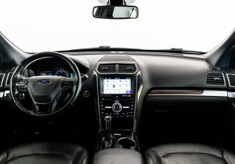 Подержанный автомобиль Ford Explorer 2017 года (10 фото)