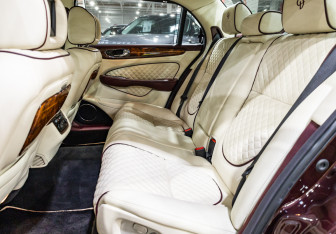 Подержанный автомобиль Jaguar XJ 2008 года (32 фото)