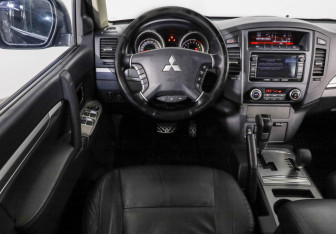 Подержанный автомобиль Mitsubishi Pajero 2014 года (11 фото)