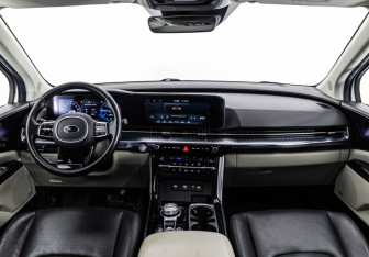 Подержанный автомобиль Kia Carnival 2021 года (10 фото)
