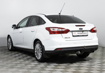 Подержанный автомобиль Ford Focus Sedan 2012 года (7 фото)
