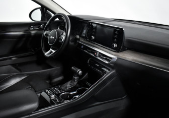 Подержанный автомобиль Kia K5 2021 года (13 фото)