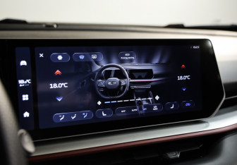 Подержанный автомобиль Geely Coolray 2023 года (12 фото)
