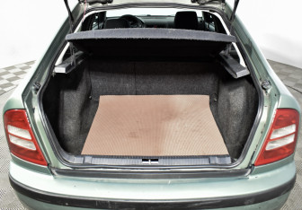 Подержанный автомобиль Skoda Octavia Liftback 2003 года (15 фото)