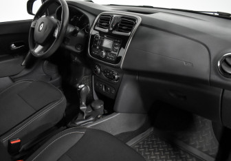 Подержанный автомобиль Renault Sandero 2015 года (12 фото)