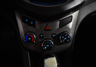 Подержанный автомобиль Chevrolet Aveo Hatchback 2013 года (16 фото)