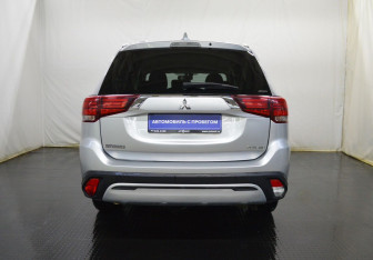 Подержанный автомобиль Mitsubishi Outlander 2019 года (6 фото)