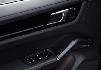 Подержанный автомобиль Porsche Cayenne 2019 года (25 фото)