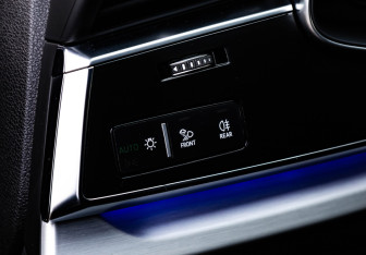 Подержанный автомобиль Audi Q8 2021 года (18 фото)