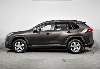 Подержанный автомобиль Toyota RAV4 2019 года (8 фото)