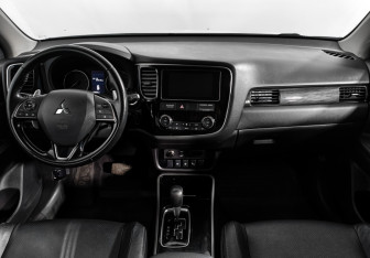 Подержанный автомобиль Mitsubishi Outlander 2017 года (15 фото)