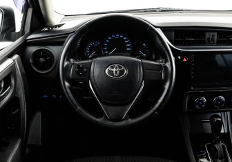 Подержанный автомобиль Toyota Corolla Sedan 2018 года (11 фото)