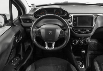 Подержанный автомобиль Peugeot 208 2013 года (11 фото)
