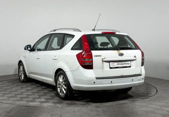Подержанный автомобиль Kia Ceed Wagon 2008 года (7 фото)