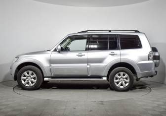 Подержанный автомобиль Mitsubishi Pajero 2014 года (8 фото)