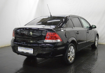 Подержанный автомобиль Opel Astra Sedan 2010 года (5 фото)