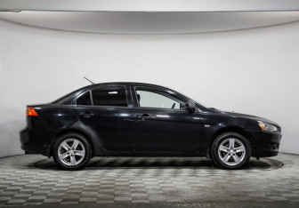 Подержанный автомобиль Mitsubishi Lancer Sedan 2008 года (4 фото)