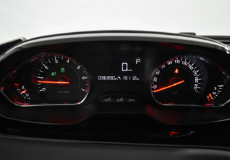 Подержанный автомобиль Peugeot 208 2013 года (17 фото)