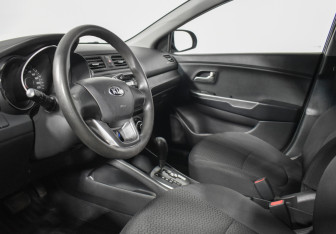 Подержанный автомобиль Kia Rio Sedan 2013 года (9 фото)