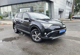 Подержанный автомобиль Toyota RAV4 2016 года (3 фото)