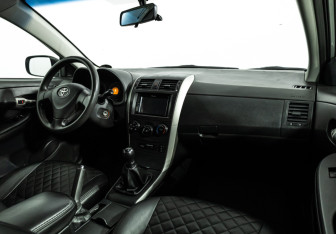 Подержанный автомобиль Toyota Corolla Sedan 2007 года (9 фото)