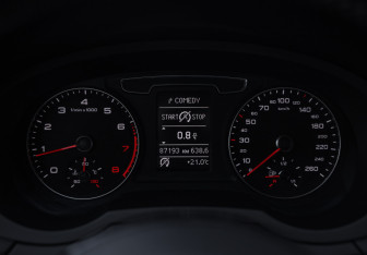 Подержанный автомобиль Audi Q3 2017 года (15 фото)