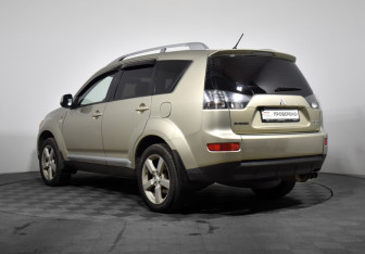 Подержанный автомобиль Mitsubishi Outlander 2008 года (7 фото)