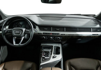 Подержанный автомобиль Audi Q7 2019 года (13 фото)