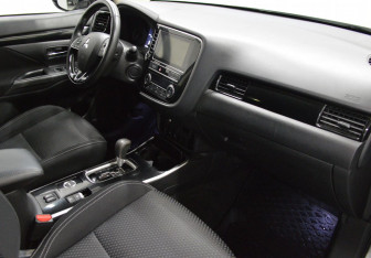 Подержанный автомобиль Mitsubishi Outlander 2019 года (12 фото)