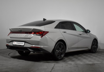 Подержанный автомобиль Hyundai Elantra Sedan 2021 года (5 фото)