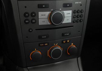 Подержанный автомобиль Opel Astra Hatchback 2006 года (15 фото)