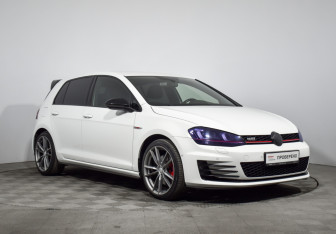 Подержанный автомобиль Volkswagen Golf GTI Hatchback 2015 года (3 фото)