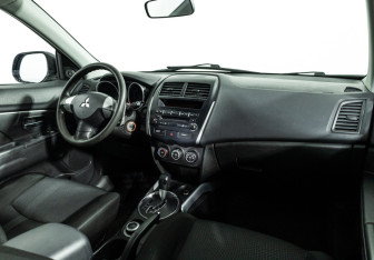 Подержанный автомобиль Mitsubishi ASX 2011 года (9 фото)