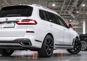 Подержанный автомобиль BMW X7 2021 года (10 фото)